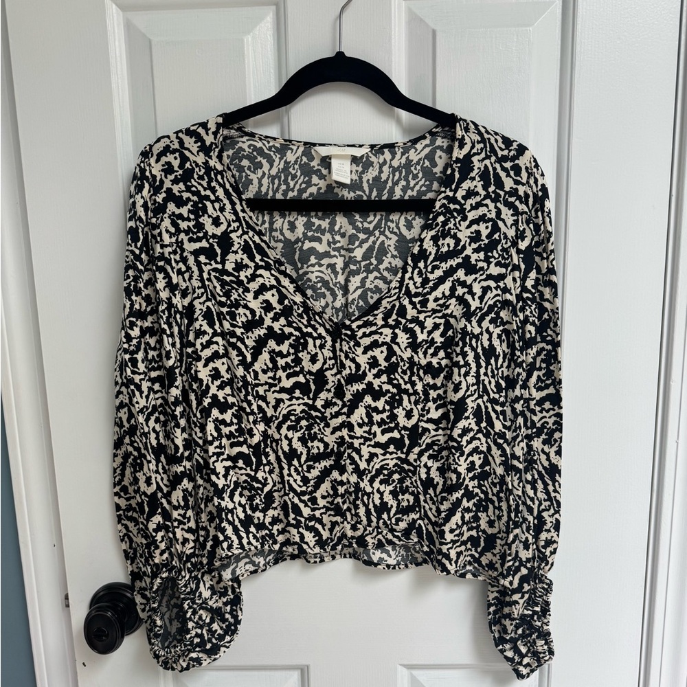 H&M Black and Cream V-Neck Printed Blouse. Size M